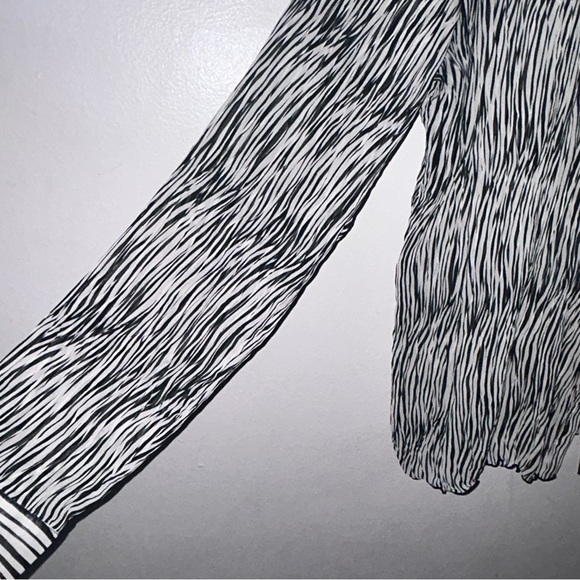 Cato Black and White Abstract Blouse - Picture 3 of 5